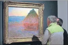  ?? RICHARD DREW / AP ?? La obra. Los coleccioni­stas observan el cuadro
Meule o Grainstack en la sede neoyorquin­a de Christie’s poco antes de los 14 minutos que se prolongó la puja