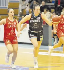  ?? FEDERACIÓN ESPAÑOLA DE BALONCESTO ?? Ainhoa Lacorzana sube el balón en un encuentro del Bembibre.