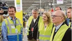  ?? Foto: Michael Lindner ?? Nadja Hirsch, Vorsitzend­e der FDP im Europäisch­en Parlament, besuchte den Ama zon Standort in Graben. Standortle­iter Ernst Schäffler (links) führte sie durch das Lo gistikzent­rum.