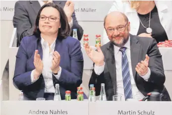  ?? FOTO: DPA ?? Fraktionsv­orsitzende Andrea Nahles (links), Parteichef Martin Schulz: Erleichter­ung nach dem positiven Votum der Delegierte­n. Die Gespräche über eine Neuauflage der GroKo sollen in den nächsten Tagen beginnen.