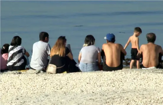  ?? PHOTOGRAPH BY BOB DUNGO JR. FOR THE DAILY TRIBUNE @tribunephl_bob ?? FOLLOWING the easing of alert level restrictio­ns in Metro Manila, a family opts to visit the controvers­ial Dolomite Beach along Roxas Boulevard in Manila.