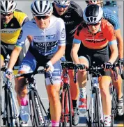  ??  ?? HEAT ON: Anriette Schoeman, front centre, and Cindy Schwulst, right, launch a challenge on the Kei River Pass