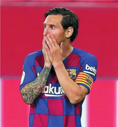  ?? FC BARCELONA ?? Messi se lamenta el pasado viernes en Sevilla, donde el Barça empató 0-0