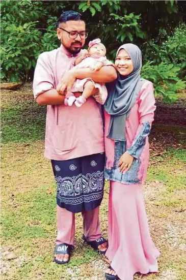  ??  ?? MOHD Hafiz bersama isteri dan anaknya.