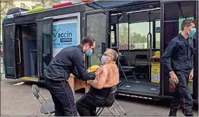  ??  ?? Jeudi, le bus était à Nanterre, où 204 premières doses étaient disponible­s.