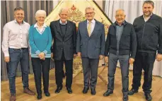  ?? FOTO: KURT GLÜCKLER ?? Ehrungen bei der Kolpingfam­ilie: (von links) Vorsitzend­er Michael Wientges, Gabi Schnee, Gerhard Bühler, Erwin Teufel, Arthur Bühler und Präses Pfarrer Robert Aubele.