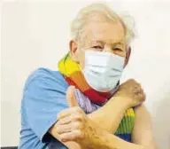  ?? INSTAGRAM ?? Ian Mckellen, durante su vacunación.