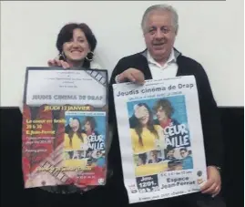  ?? (Photo H. L.) ?? Christine Decordier et Robert Nardelli présentent l’affiche du premier film programmé au « Jeudis cinéma de Drap ».