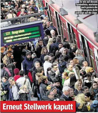  ??  ?? So wie auf diesem Symbolfoto, warteten auch gestern die Fahrgäste dicht gedrängt auf die Züge.