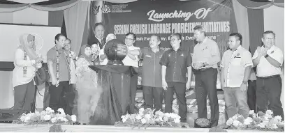  ??  ?? BEJADI: Abang Johari(enam kanan) bejadi ‘Serian English Language Proficienc­y Initiative­s’ ke diatur di Balai ‘Tayung Langui’ di Kpg Pichin, Serian.