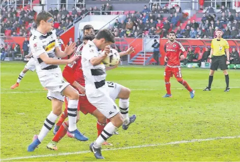  ?? FOTO: SVENSIMON ?? Diese Szene sorgt für Diskussion­sstoff: Lars Stindl bugsiert den Ball mit seinem Unterarm ins Tor. Schiedsric­hter Christian Dingert (re.) hat gute Sicht auf das Geschehen. Almog Cohen (2.v.re.) schaut zu, Andreas Christense­n (li.) macht die Augen zu.