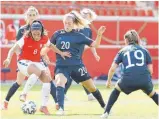  ?? FOTO: HEIKO BECKER/IMAGO IMAGES ?? Die DFB-Frauen spielten wie ihre männlichen Kollegen in schwarzen Trikots.