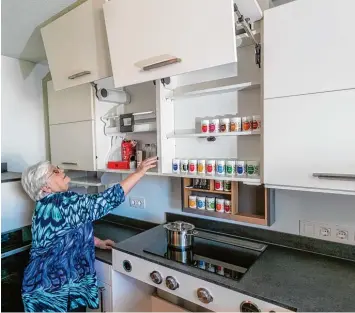  ?? Foto: Ralf Lienert ?? Die Regale und die Arbeitsflä­che in der Küche der Forschungs­wohnung lassen sich per Knopfdruck verstellen. Mit dieser Unter stützung sollen Senioren möglichst lange in den eigenen vier Wänden wohnen.