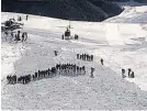  ?? BILD: SN/APA/ALPINPOLIZ­EI ?? Einer der Lawinenkeg­el im Skigebiet Ankogel bedeckte große Teile einer Piste (r.).