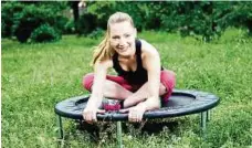  ?? FOTO: ISTOCK/VIKI2WIN ?? Ein Mini-Trampolin kann man im Sommer auch in den Park mitnehmen, um dort seine Sprünge zu üben.