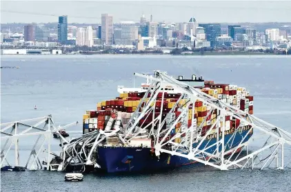  ?? (BALTIMORE, 26 MARS 2024/JIM WATSON/AFP) ?? Le pont s’est effondré, ce qui a fait plonger plusieurs véhicules et personnes dans les eaux du port.