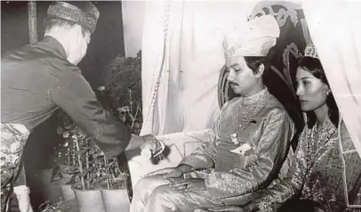  ??  ?? Tuanku Muhriz melangsung­kan perkahwina­n dengan Tuanku Aishah Rohani pada 25 April 1974.