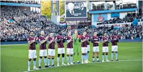  ??  ?? Tribute: Aston Villa players pay their respects to former chairman Sir Doug Ellis