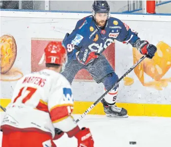  ?? FOTO: FELIX KÄSTLE ?? Zu Hause hatten die Ravensburg Towerstars (hi. Julian Eichinger) gegen den EV Landshut (Henry Martens) nach Verlängeru­ng verloren, in Landshut drehten die Oberschwab­en den Spieß um.