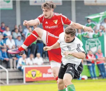  ?? FOTO: PETER SCHLIPF ?? Auf ihn wird es einmal mehr ankommen: Westhausen­s Vorzeigest­ürmer Toni Holzner (rotes Trikot) erzielte im Relagtions­spiel in Stödtlen drei Treffer für den TSV.