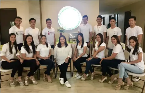  ?? — Photo Courtesy of Albert B. Lacanlale ?? KING AND QUEEN OF BEAUTY. Lubao Mayor Mylyn Pineda-Cayabyab (4L, seated) is joined for a posterity photo by candidates in the 2018 Festival King and Queen at the Viewdeck of Pradera Verde. The pageant’s coronation night will be on May 5, 2018 at the...