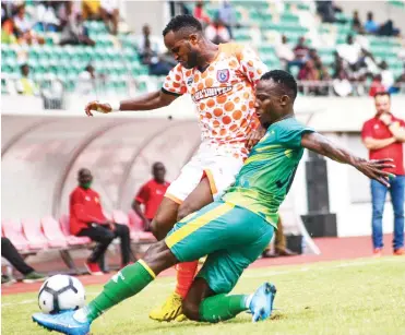  ??  ?? Akwa United’s forward Etboy Akpan vies for the ball with Kano Pillars left-full back, Fahad Usman (R) in the NPFL Week 7 match in Uyo