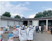  ?? FOTO: STADT GELDERN ?? Kreisbrand­meister Reiner Gilles hat die Sammelakti­on in der Zentrale des DRK in Veert koordinier­t.