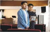  ?? SANDY HUFFAKER ?? Jesimiel y Daniel Rivera están en el interior de la Iglesia Cristiana Fe, Esperanza y Amor en Rolando.