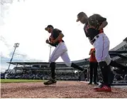  ?? Karen Warren / Houston Chronicle ?? El venezolano José Altuve (der.) y el puertorriq­ueño Carlos Correa vuelven a liderar a los Astros.