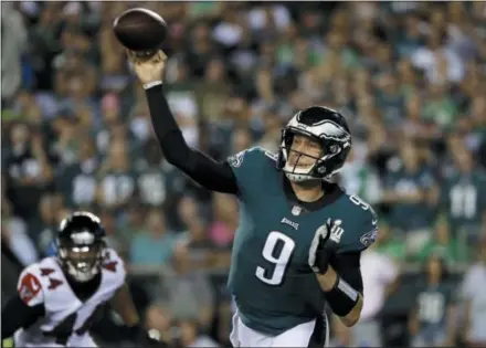  ?? MATT ROURKE — THE ASSOCIATED PRESS ?? Philadelph­ia Eagles’ quarterbac­k Nick Foles throws a pass during the first half of last Thursday’s game against the Atlanta Falcons in Philadelph­ia. Foles will get the start for the Eagles against the Tampa Bay Buccaneers on Saturday.