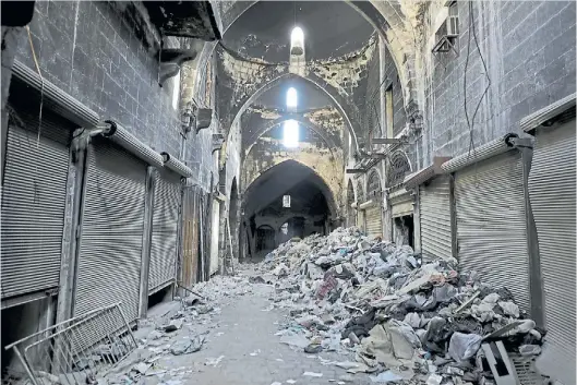  ?? AFP ?? Escombros. Los zocos de la milenaria Aleppo fueron arrasados por los bombardeos, la artillería y los combates constantes.
