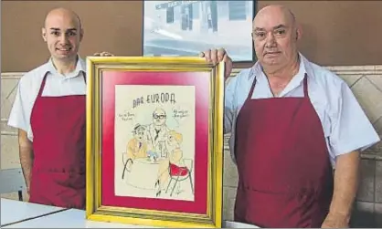  ?? PEDRO CATENA ?? Eduard Jané, padre e hijo, con un dibujo donde aparece Antonio Fernández, fundador del negocio