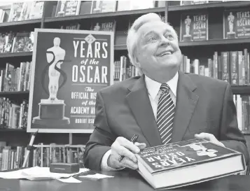  ?? DOUG BENC, GETTY IMAGES ?? Robert Osborne updated his history of the Oscars through the years, including 75 Years of the Oscar: The Official History of the Academy Awards in 2003. Osborne died Monday at 84.