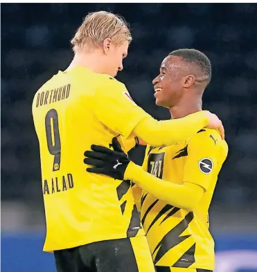  ?? FOTO: SÖREN STACHE/DPA ?? Dortmunds Fans träumen von diesen beiden als Sturmduo der nahen Zukunft: Erling Haaland (l.) und Youssoufa Moukoko umarmen sich nach Spielende in Berlin.