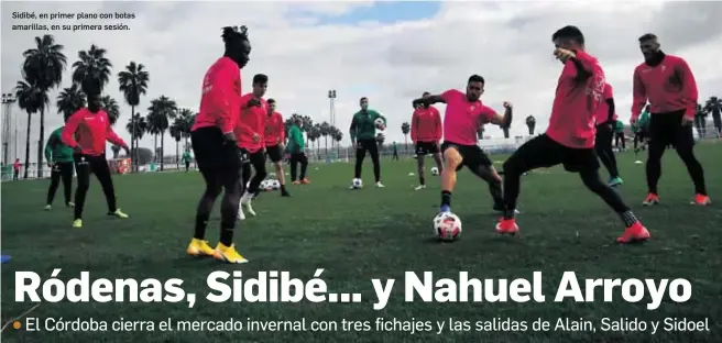  ?? MIGUEL ÁNGEL SALAS ?? Sidibé, en primer plano con botas amarillas, en su primera sesión.