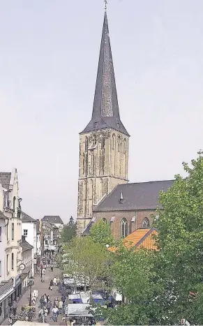  ?? RP-FOTO (ARCHIV): F.-H. BUSCH ?? Die Kirche wurde 1997 innen und 2001 außen renoviert. An den Markttagen sind rings um den Bau immer besonders viele Süchtelner unterwegs.