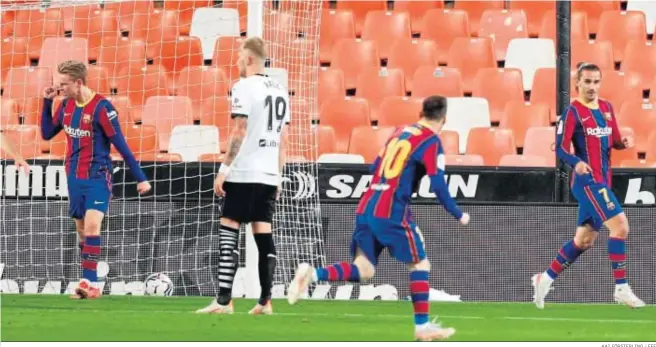  ?? KAI FÖRSTERLIN­G / EFE ?? Messi corre a celebrar con Griezmann el gol del futbolista francés en Mestalla, que supuso el 1-2 provisiona­l en Mestalla.
