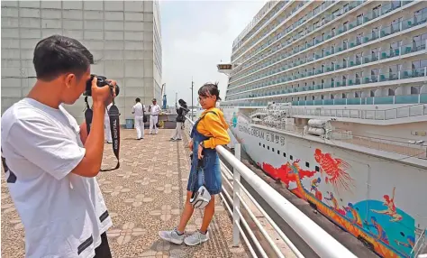  ?? AHMAD KHUSAINI/JAWA POS ?? POTENSIAL: Mayoritas kapal pesiar yang berlabuh di Pelabuhan Tanjung Perak membawa wisatawan dari negaranega­ra Asia. Tak sedikit pula wisatawan dari Eropa.