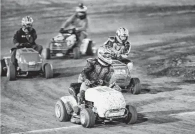  ?? DAVID KADLUBOWSK­I/THE REPUBLIC ?? Brian Rich leads his competitor­s from the Arizona Lawnmower Racing Associatio­n in a race Wednesday at the Maricopa County Fair.