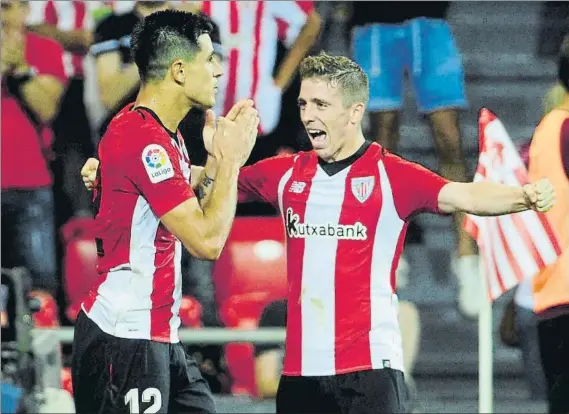  ?? FOTO: JUAN ECHEVERRÍA ?? Goleadores Yuri Berchiche e Iker Muniain, dos de los jugadores que ya han visto puerta esta temporada, celebran el tanto del lateral contra el Huesca