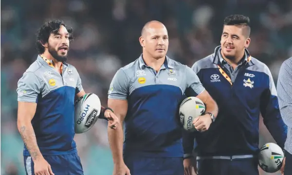  ?? Picture: GETTY IMAGES ?? ROLES TO PLAY: Injured Cowboys players Johnathan Thurston and Matt Scott assist their team ahead of the preliminar­y final match against the Roosters.