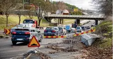  ?? ?? Trafiken läggs nu om vid vägarbetet i järnvägsun­derfarten.