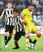  ?? MIGUEL MEDINA/AFP PHOTO ?? JADI TUMPUAN: Bomber Juventus Paulo Dybala (kiri) berebut bola dengan gelandang Chievo Nicola Rigoni.