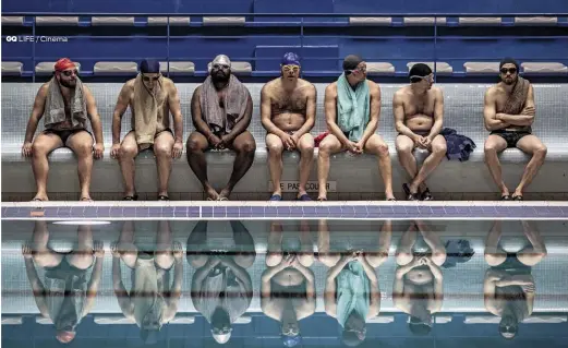  ??  ?? I sette protagonis­ti di Le grand bain di Gilles Lellouche (in sala in autunno). Sotto, Virginie Efira, nei panni dell’allenatric­e Delphine