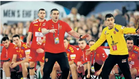  ?? FOTO: ANDERSEN/AFP ?? Wenn der Trainer der Star der Mannschaft ist: Kiril Lazarov (Mitte) war als Spieler gefürchtet, keiner erzielte so viele Tore bei Weltmeiste­rschaften wie er. Jetzt steht Lazarov an der Seitenlini­e von Nordmazedo­nien – und will mit seinem Team an diesem Sonntag Deutschlan­d ärgern.