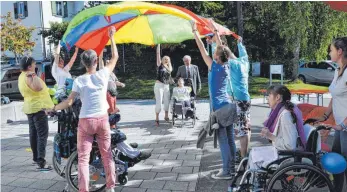  ?? FOTO: HERLINDE GROSS ?? Viel Freude und Spaß hatten die Bewohner von St. Agnes mit ihren Betreuern und Angehörige­n beim „Spiel mit dem Schwungtuc­h“beim Sommerfest.