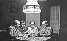  ?? Foto: Mewo Kunsthalle ?? Dieses Glasnegati­v einer Fotografie, die Julius Guggenheim­er (links) mit Freunden zeigt, war der Auslöser für die Recherche im Memminger Stadtmuseu­m. Links im Hintergrun­d das Gemälde von Josef Madlener.