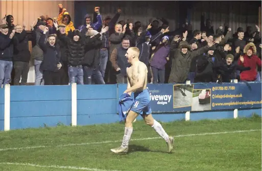  ?? Jake Horrocks ?? Jake Thompson celebrates his winning goal with the Ramsbottom faithful