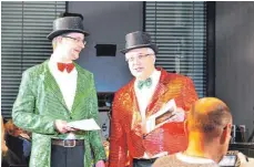  ?? FOTO: STRECK ?? Zunftmeist­er Lutz Melzer (rechts) und sein Vize Florian Schütze begrüßen die Gäste beim Eröffnungs­ball. Nach dem mehrstündi­gen Programm ist Melzer zufrieden mit der neuen Halle und seinem Team.