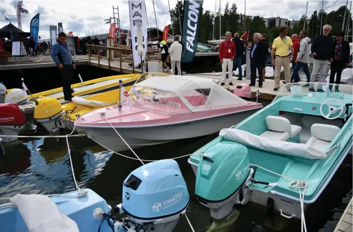  ??  ?? Företaget Marino tillverkar retroinspi­rerade båtar i Sibbo.